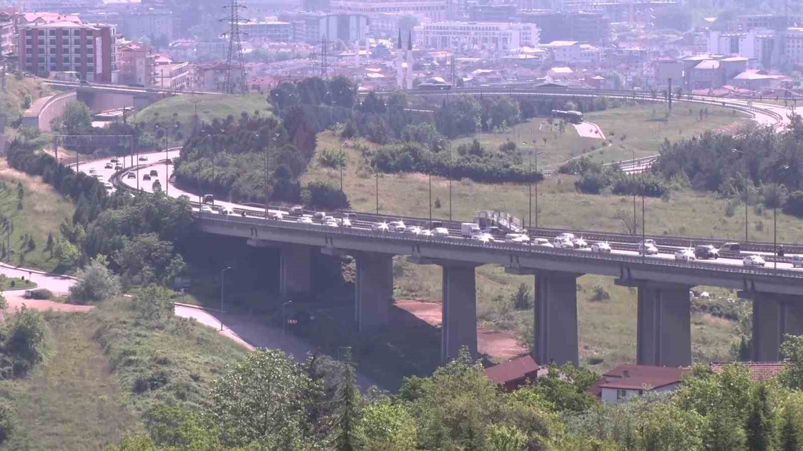 Tatilcilerin dönüşü Kocaeli geçişini hareketlendirdi