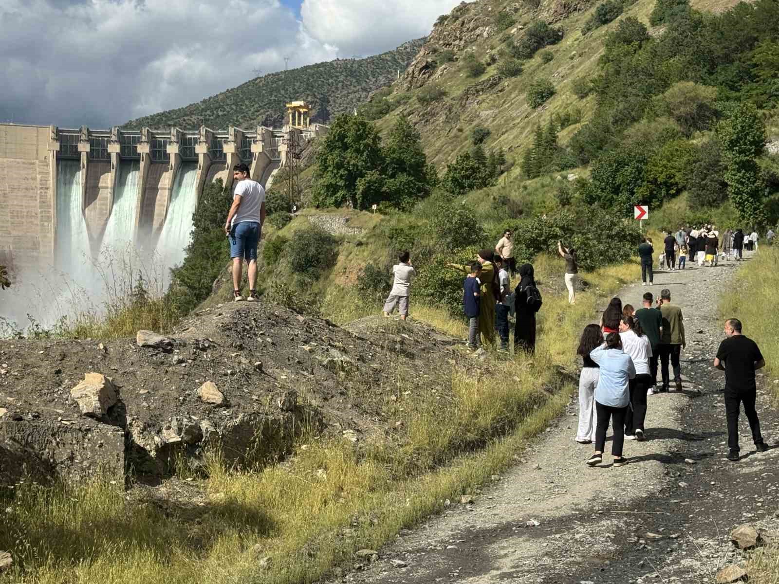 Karakaya Barajı’ndaki su tahliyesi vatandaşların seyirlik manzarası oldu