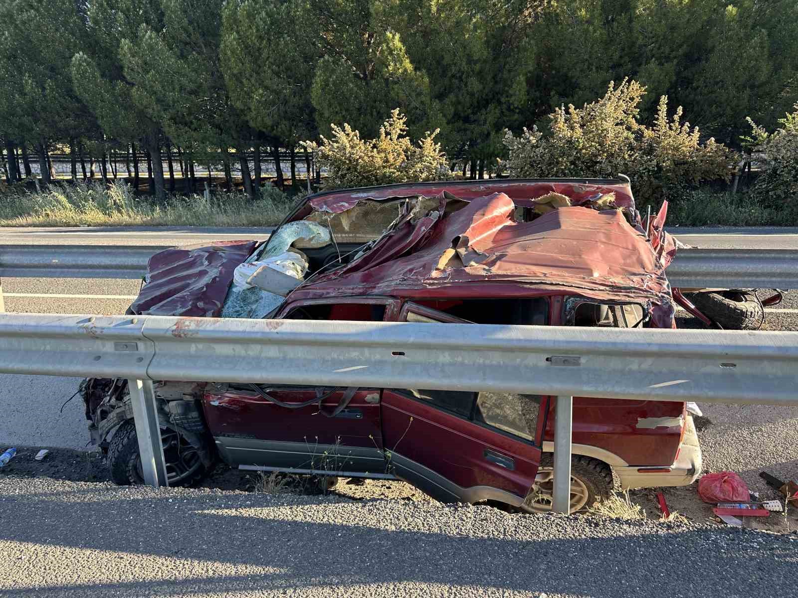 Uşak’ta feci kazada 1 kişi hayatını kaybederken, 2 kişi yaralandı