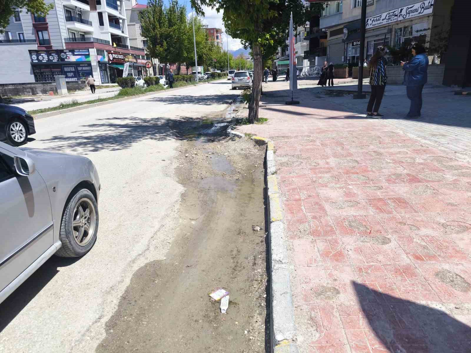 Van’ın tarihi caddesi altyapı kurbanı vatandaş ve sürücüler isyan noktasında