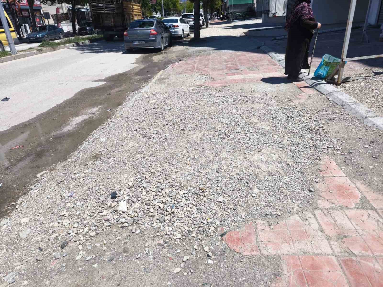 Van’ın tarihi caddesi altyapı kurbanı vatandaş ve sürücüler isyan noktasında