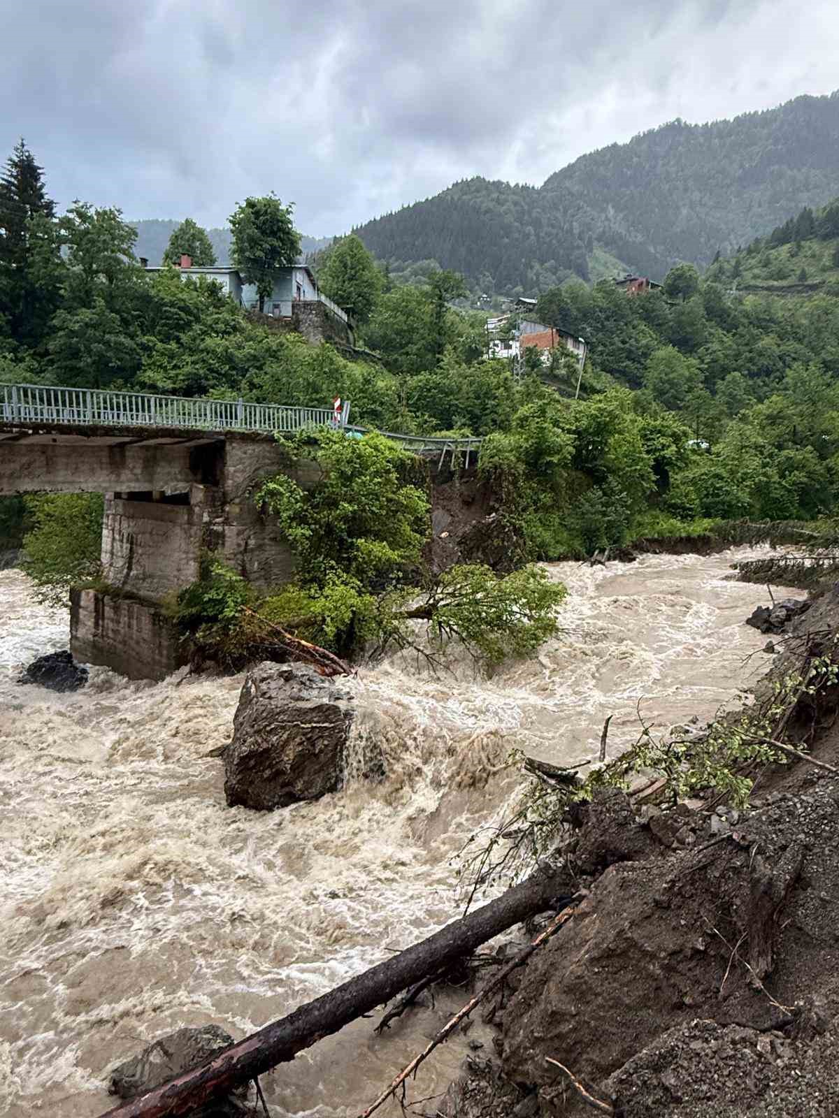Artvin’de dere taştı, 5 köyün ulaşımını sağlayan yol hasar gördü