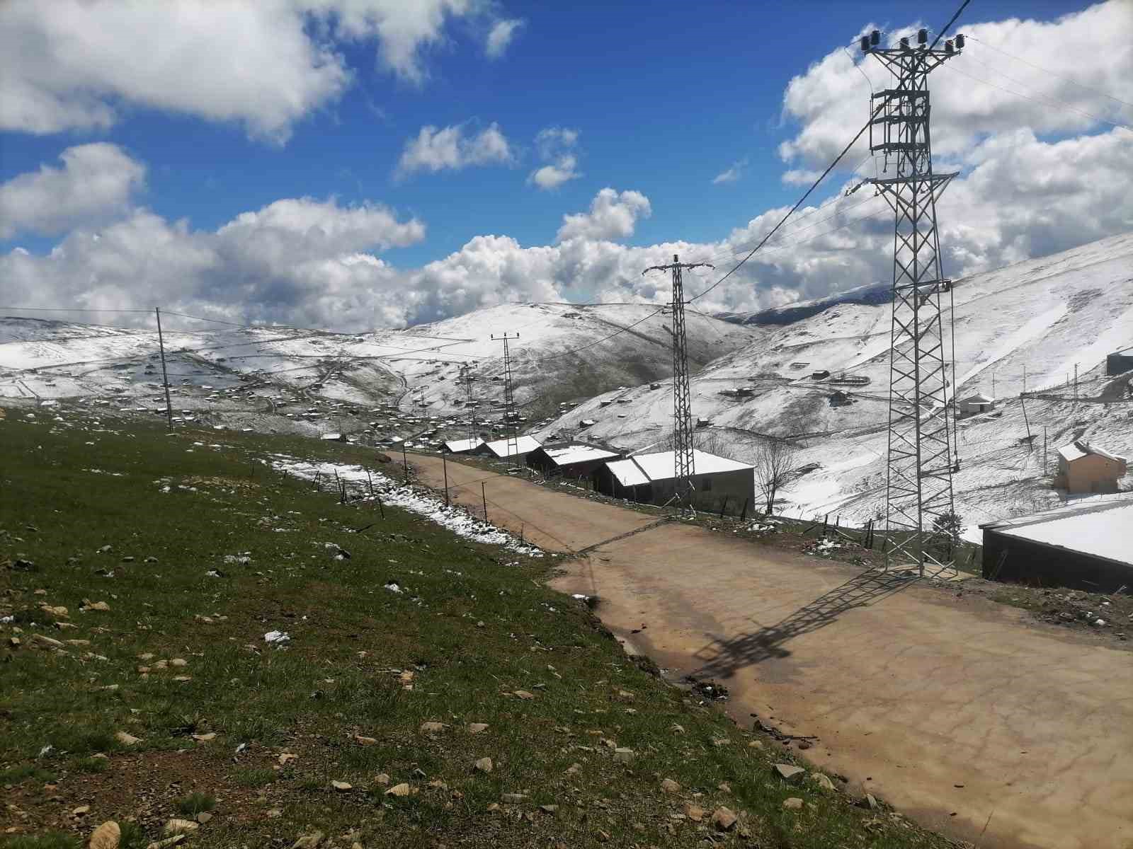 Doğu Karadeniz yaylalarına kış geri geldi