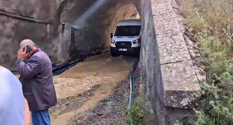 Yağış sonrası alt geçidi su bastı, minibüs içindekilerle birlikte mahsur kaldı