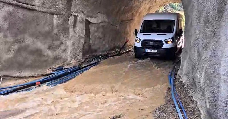 Yağış sonrası alt geçidi su bastı, minibüs içindekilerle birlikte mahsur kaldı