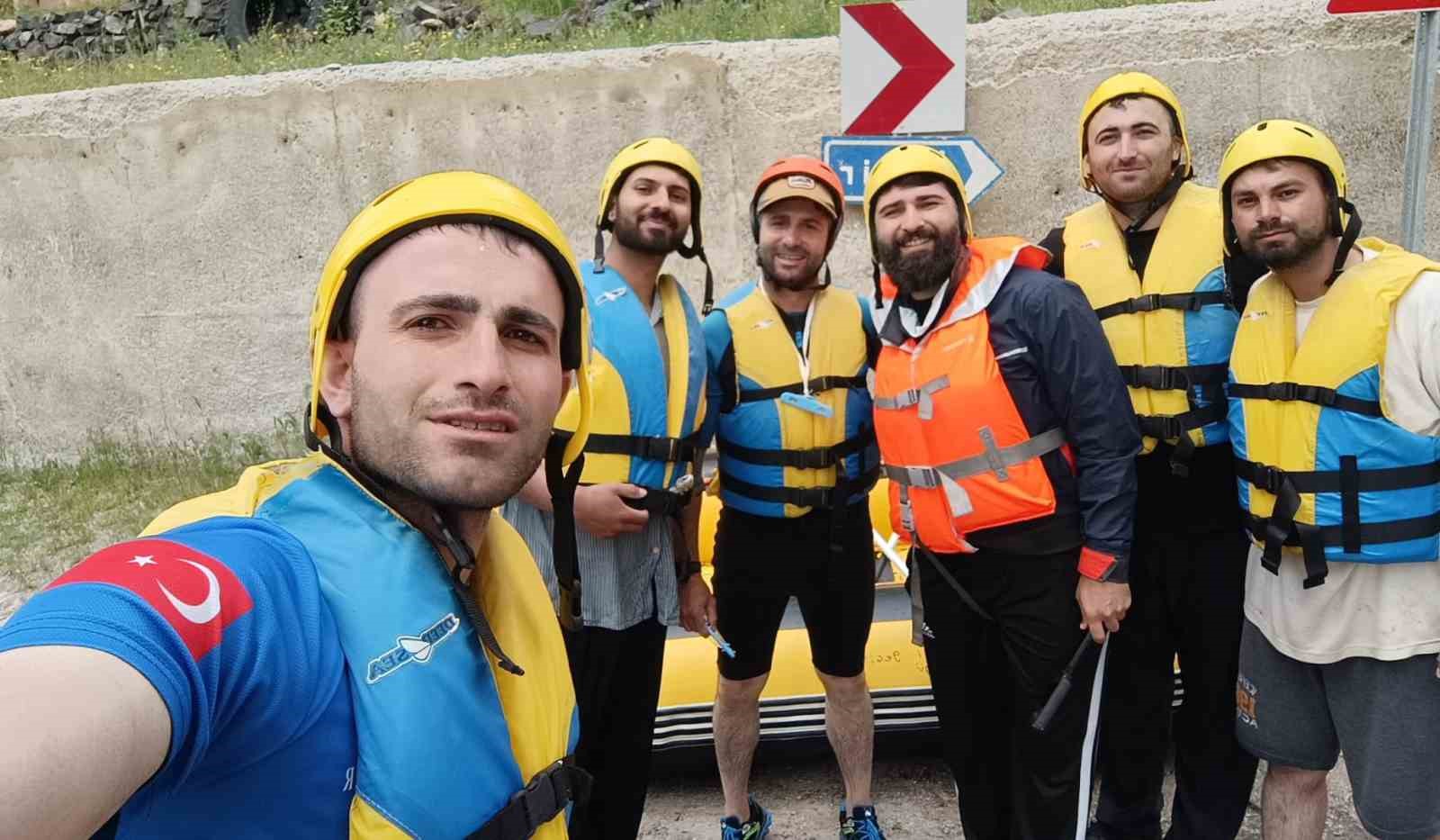 Bayburtlu gençler bayramın son gününde Çoruh’un hırçın sularında kürek çekti
