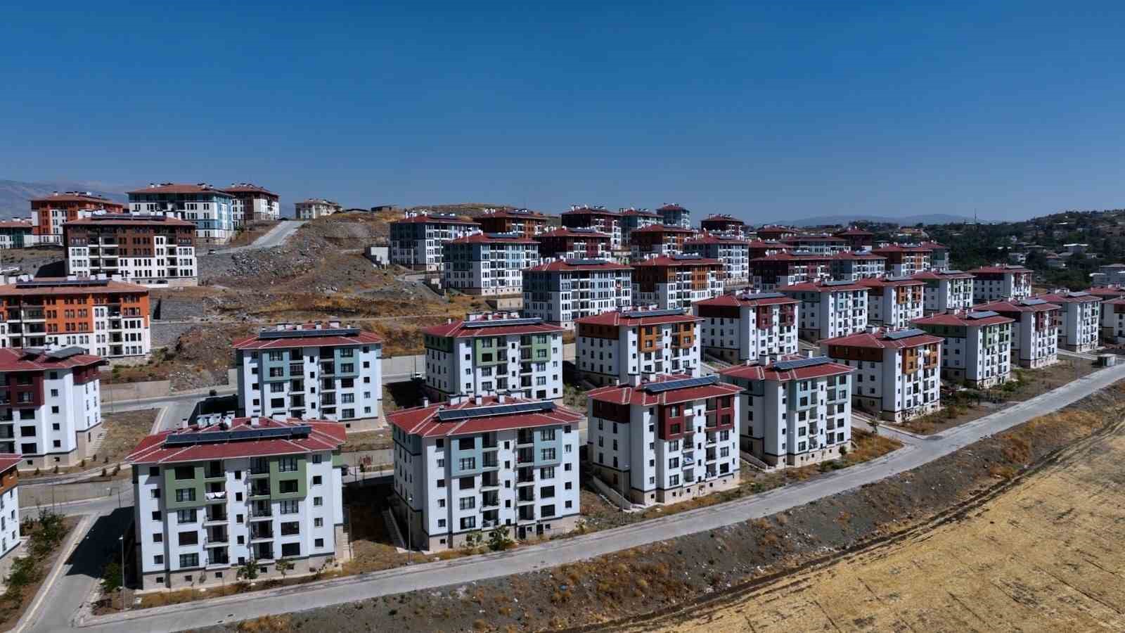 Bakan Kurum, depremzede ailenin bayram sevincini paylaştı
