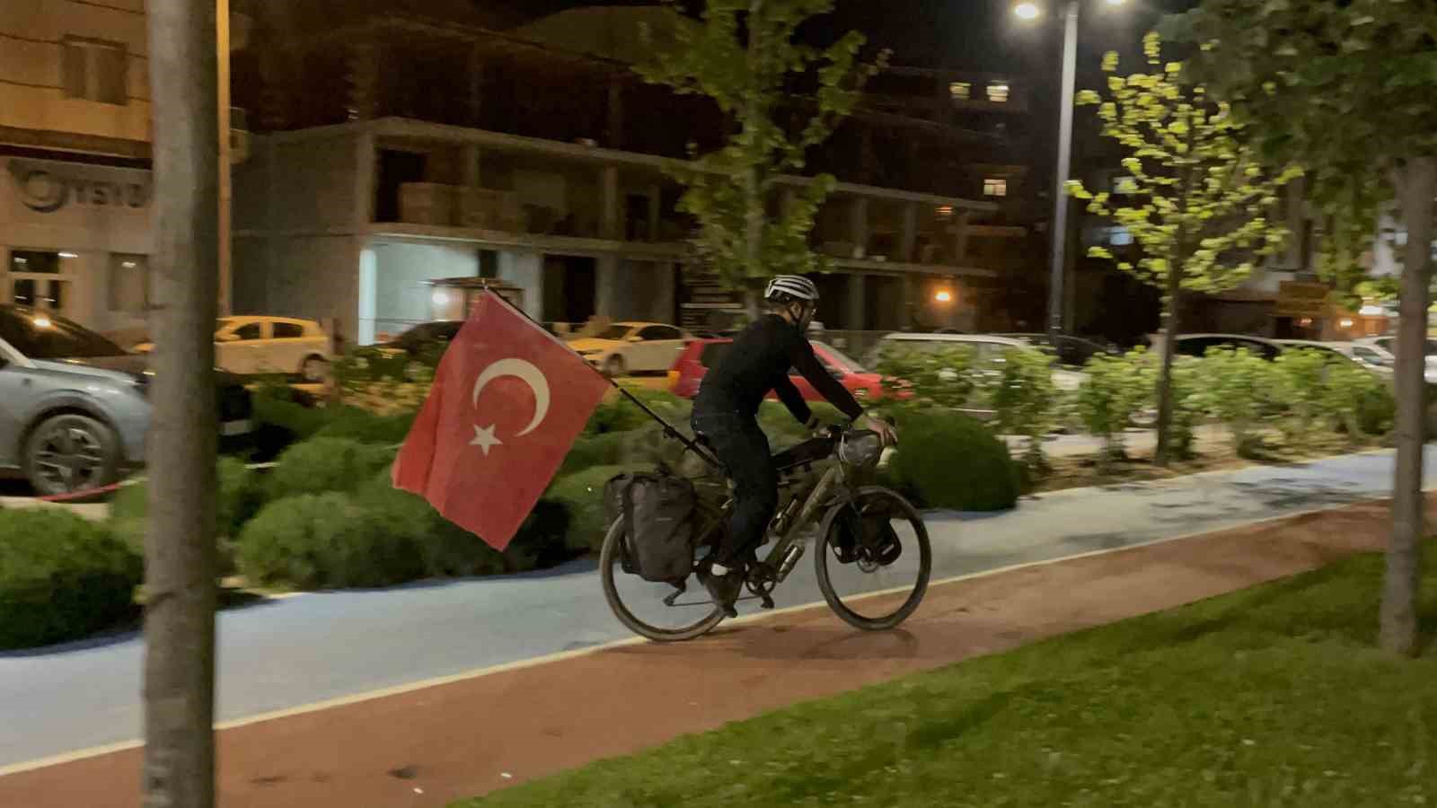 Fransız turist, Türk bayrağı takılı bisikletiyle Türkiye’yi geziyor
