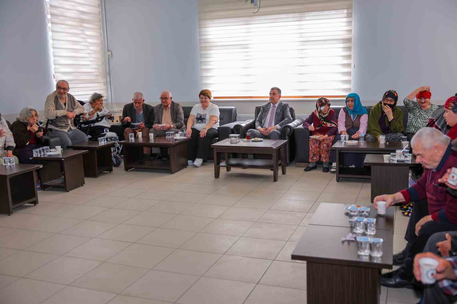 Bayburt huzurevi sakinlerine bayram ziyareti