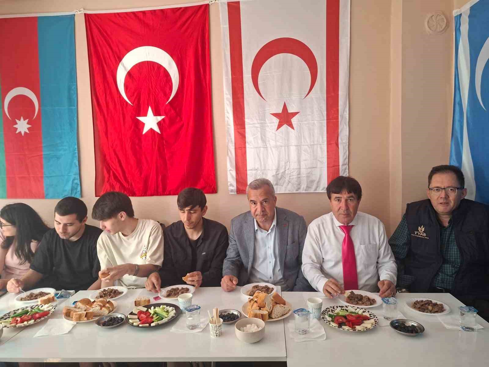 Eskişehir’de Türk Dünyası öğrencilerine kahvaltılı bayramlaşma