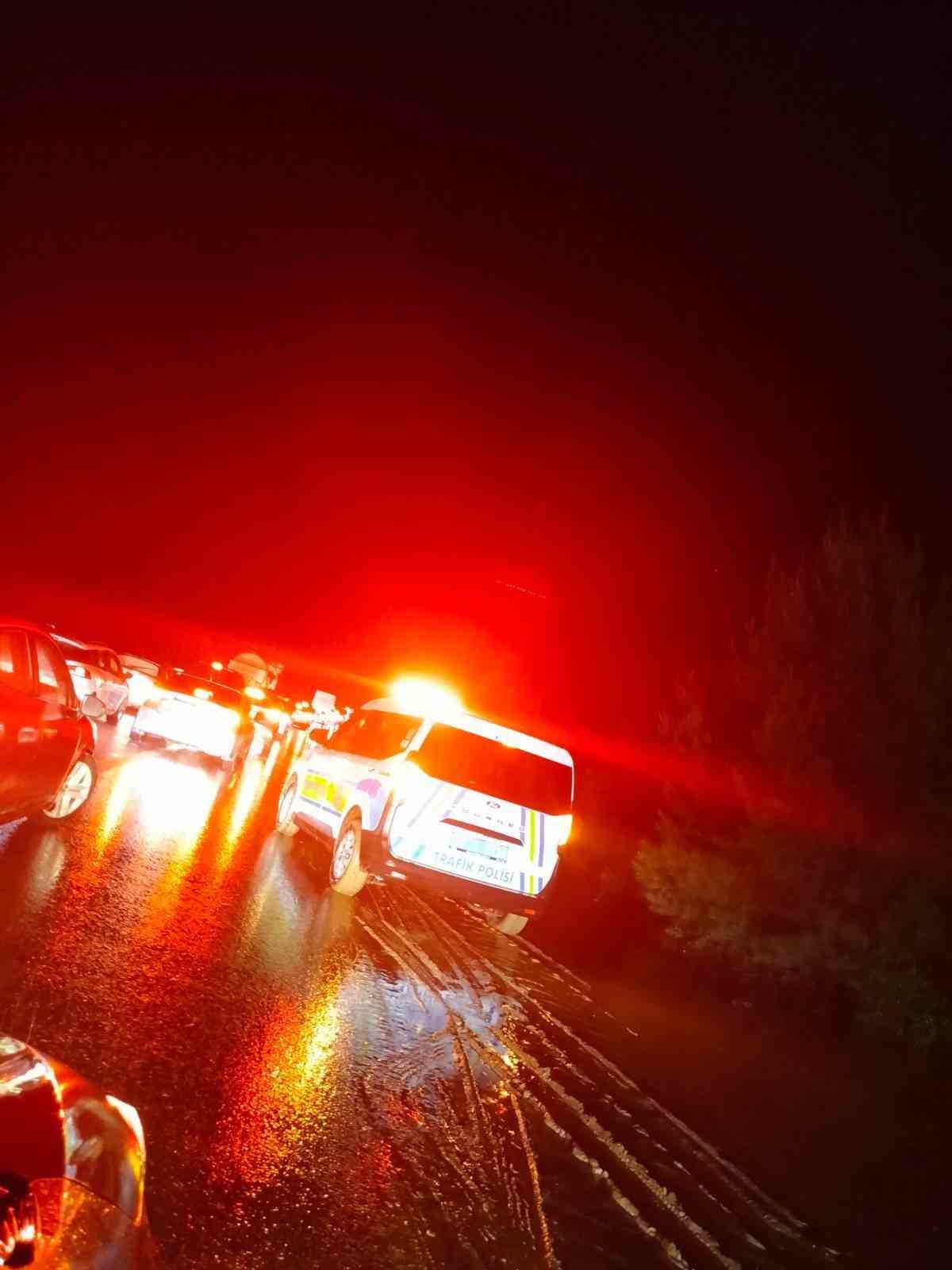 Dere taşması yolu tek şeride düşürdü