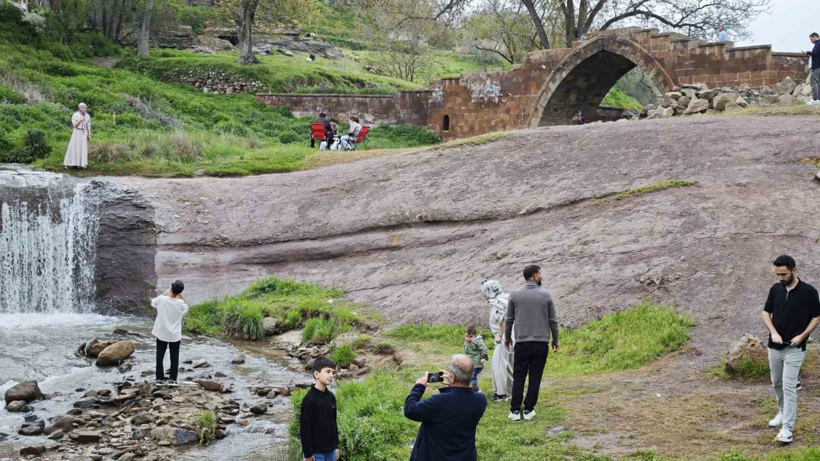 Ahlat’ın tarihi ve doğal güzelliklere bayram ilgisi