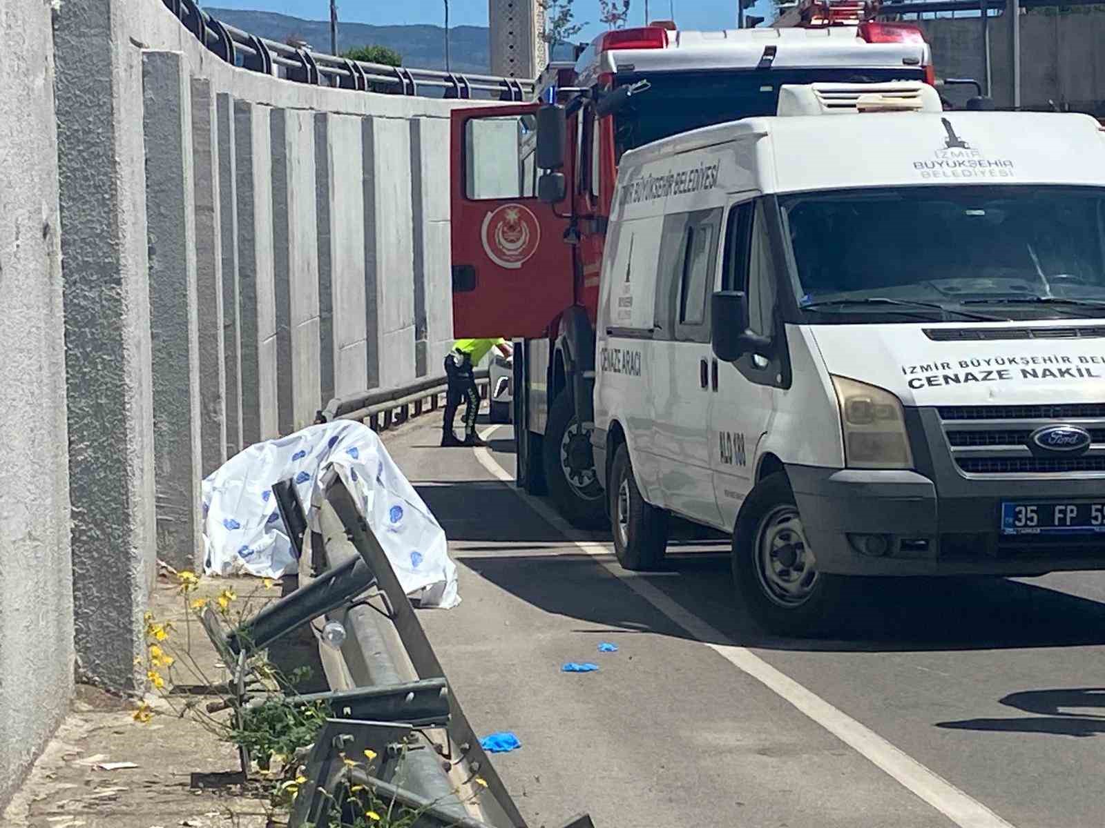 İzmir’de demir bariyere çarpan motosikletin sürücüsü hayatını kaybetti