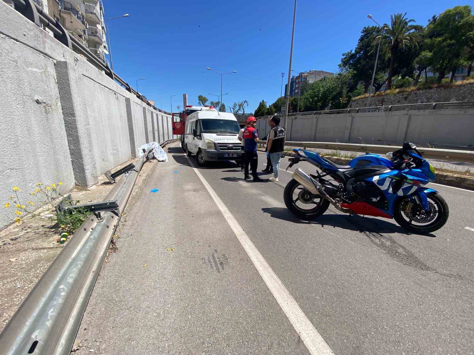 İzmir’de demir bariyere çarpan motosikletin sürücüsü hayatını kaybetti
