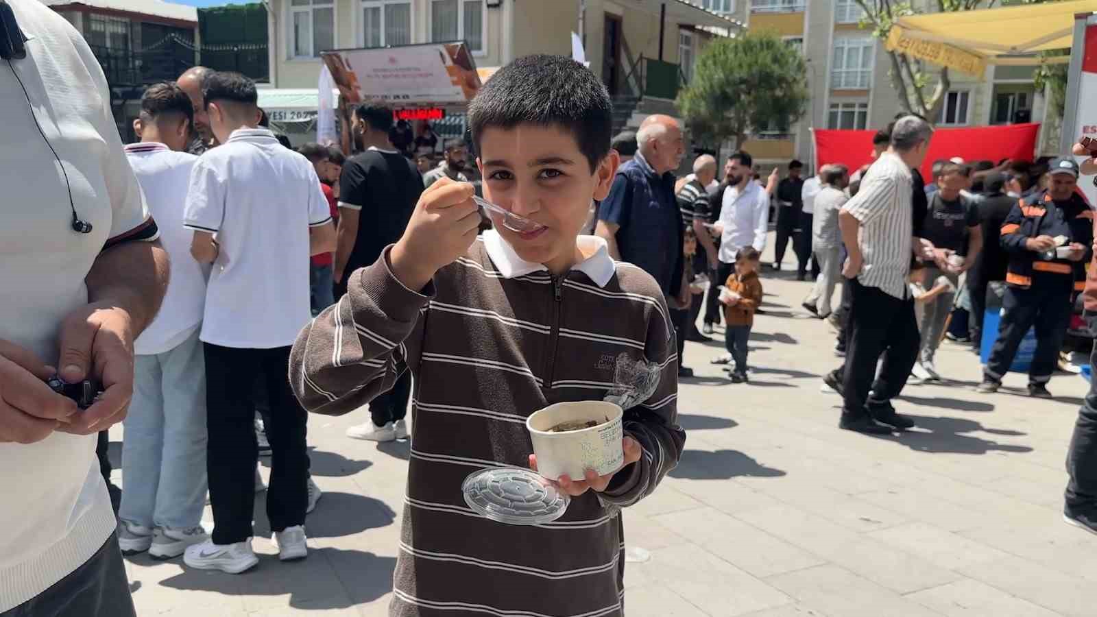 Esenyurt’ta Fetih yıl dönümünde camilerde aşure ikramı