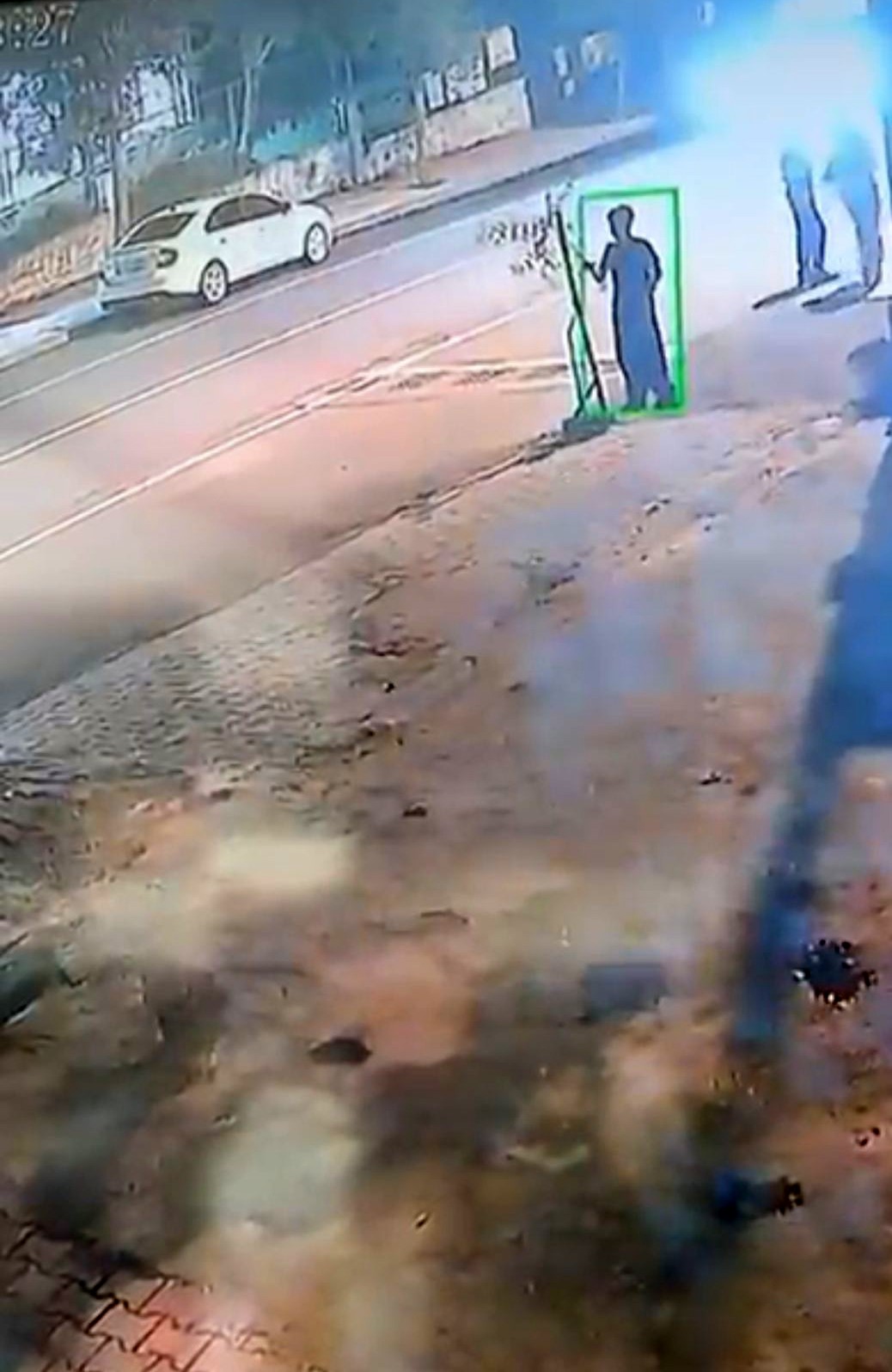 Dut ağacının taze dalını kırmakla yetinmeyip dönüp yemeye başladı