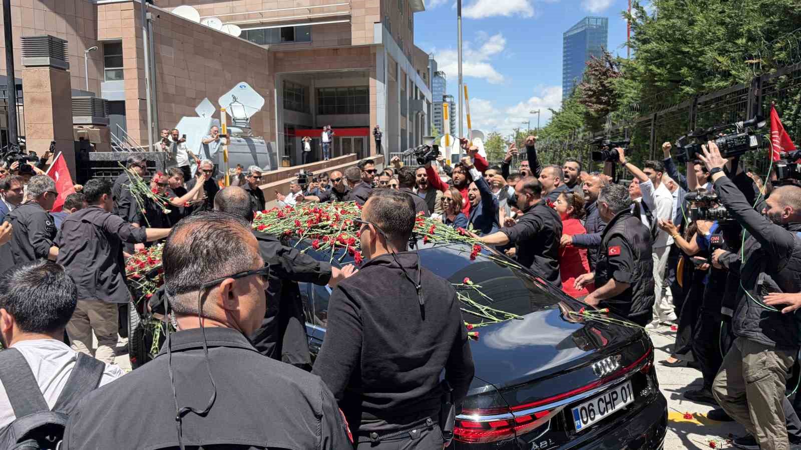 CHP Genel Başkanı Kılıçdaroğlu, Genel Merkez’de çiçeklerle karşılandı