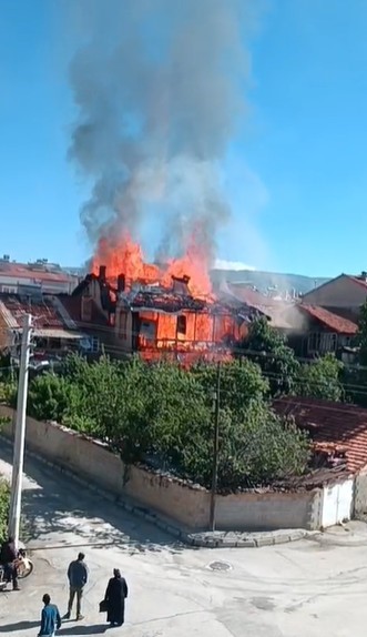Alevlerin sardığı evde can pazarı: Yaşlı &ccedil;ift son anda itfaiye ekiplerince kurtarıldı

