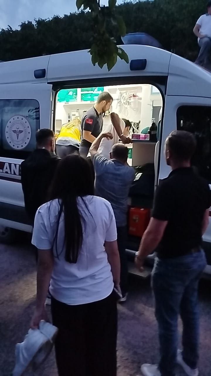 Öndeki aracı sollamak isteyen motosikletli istinat duvarından yere çakıldı: 2 yaralı