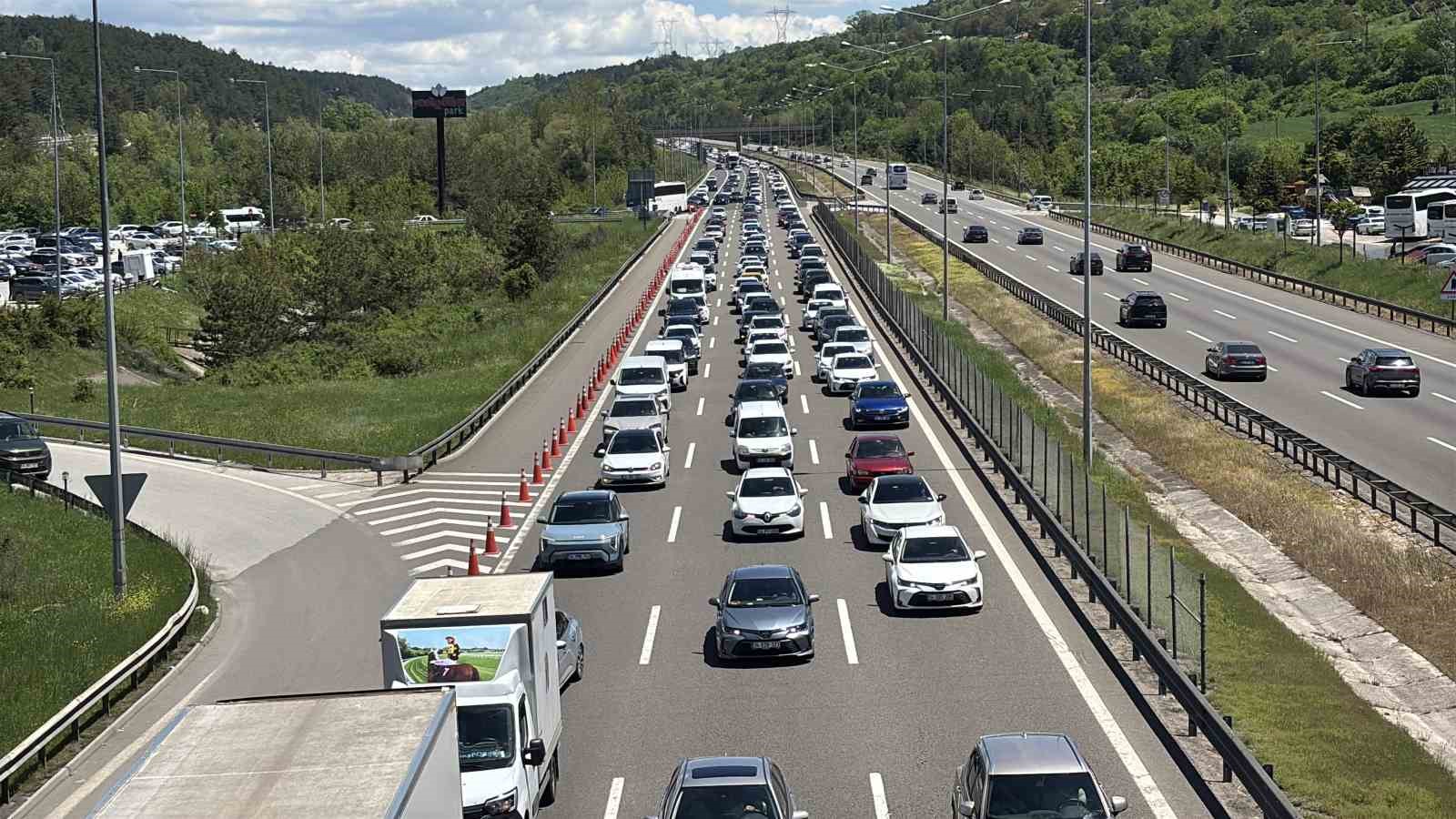 Bolu geçişinde trafik durma noktasına geldi
