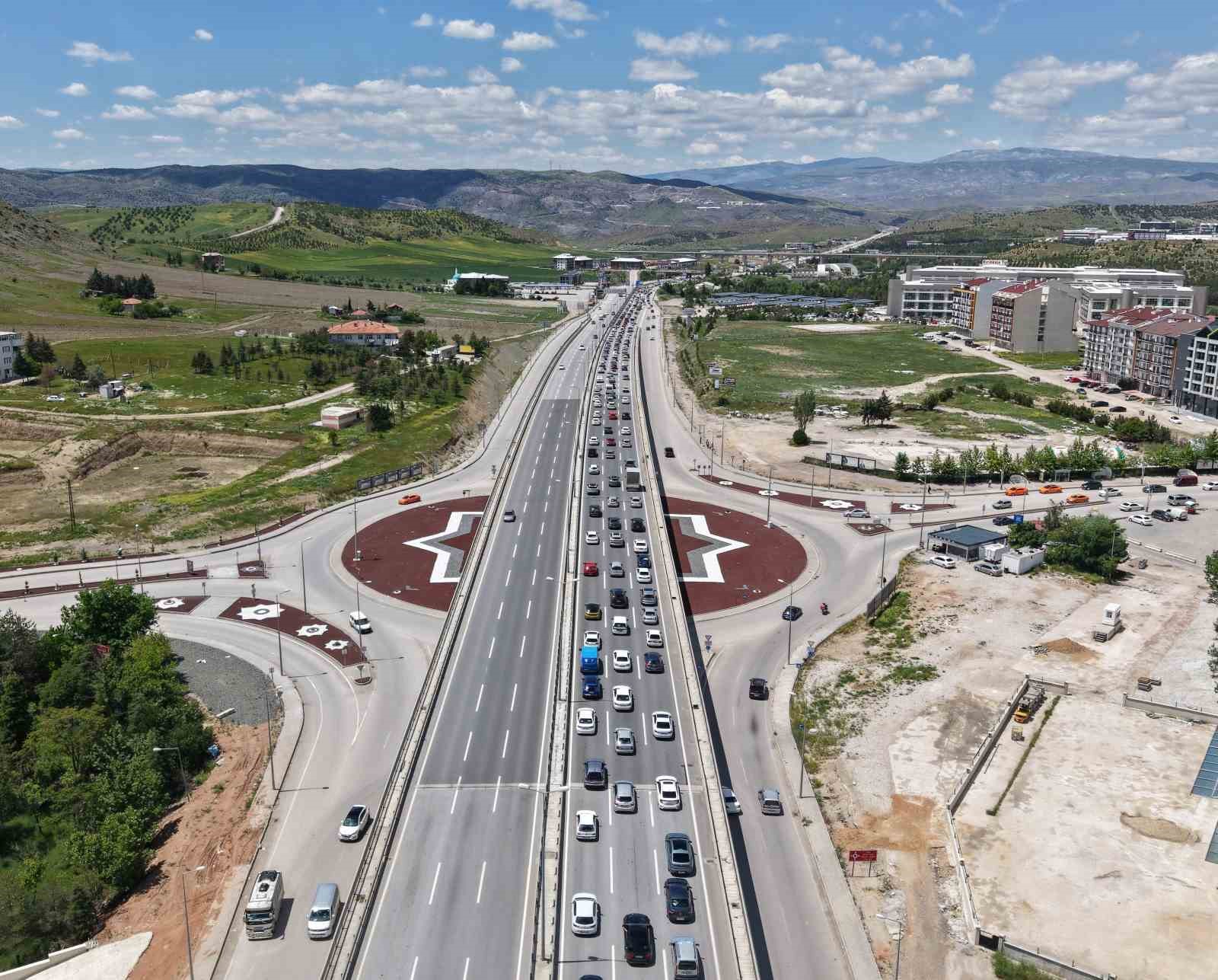 Tatilciler dönüş yolunda: 43 ilin bağlantı noktasında trafik yoğunluğu arttı