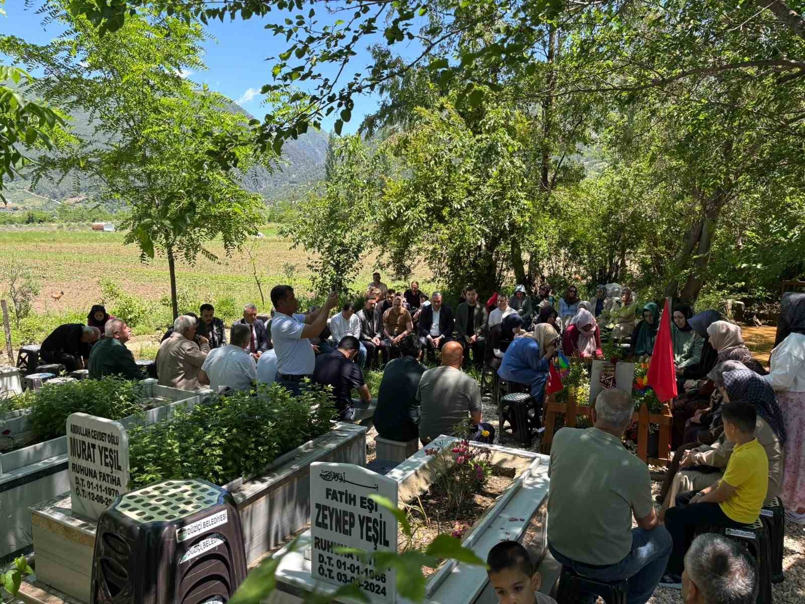 Bayramda evlatlarının mezarı başında buluştular