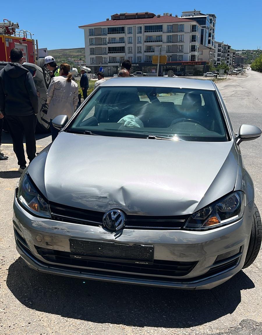 Elazığ&rsquo;da kaza yapan otomobil ters d&ouml;nd&uuml;: 2 yaralı
