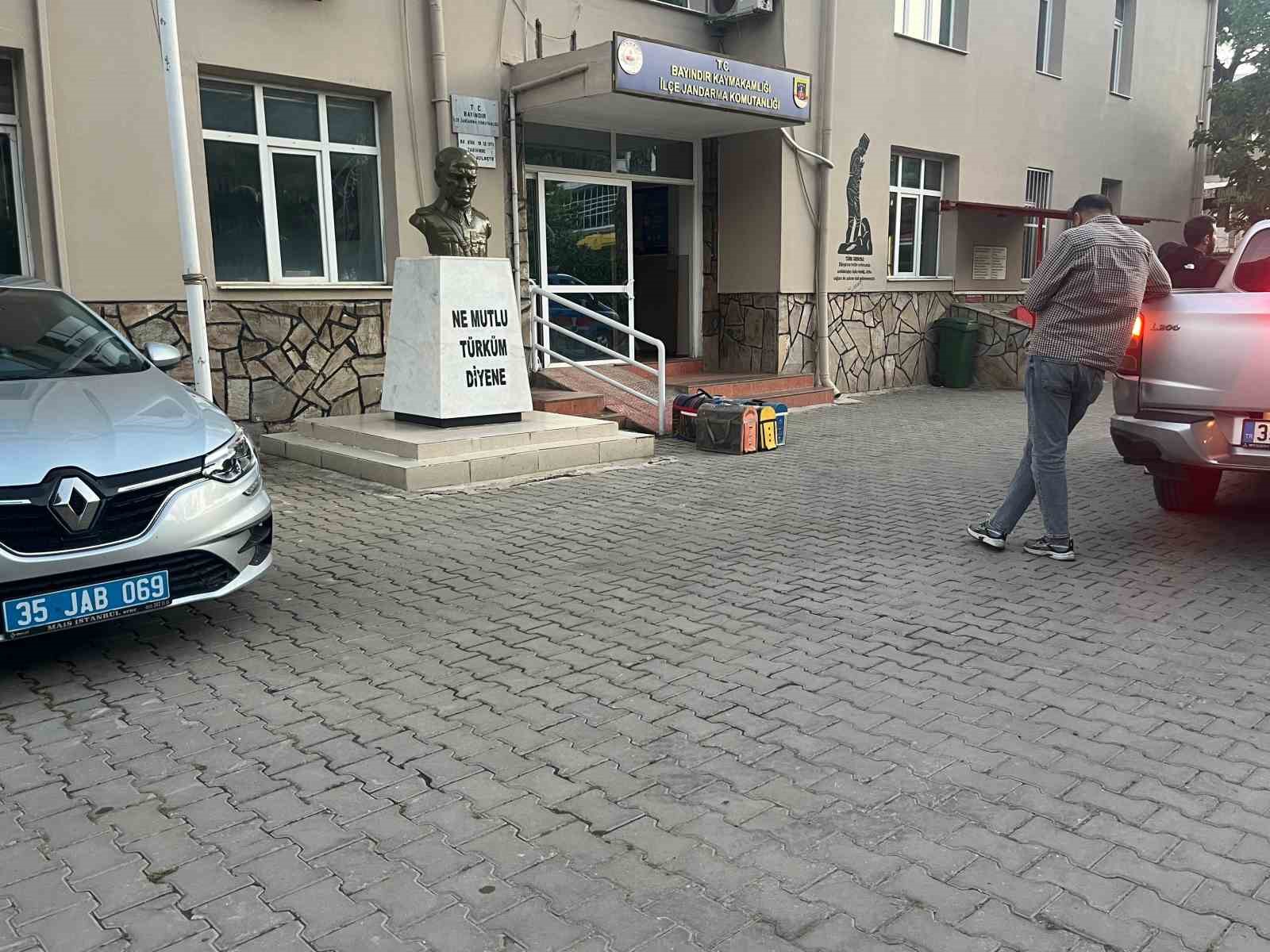 Bayındır’da yasa dışı horoz dövüşü operasyonu: 3 gözaltı