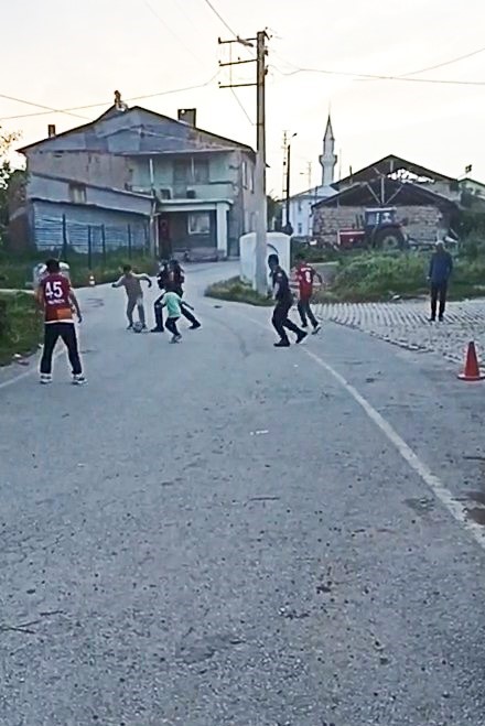 Elazığ&rsquo;da g&ouml;n&uuml;lleri ısıtan ma&ccedil;: Jandarma ve &ccedil;ocuklar aynı sahada buluştu
