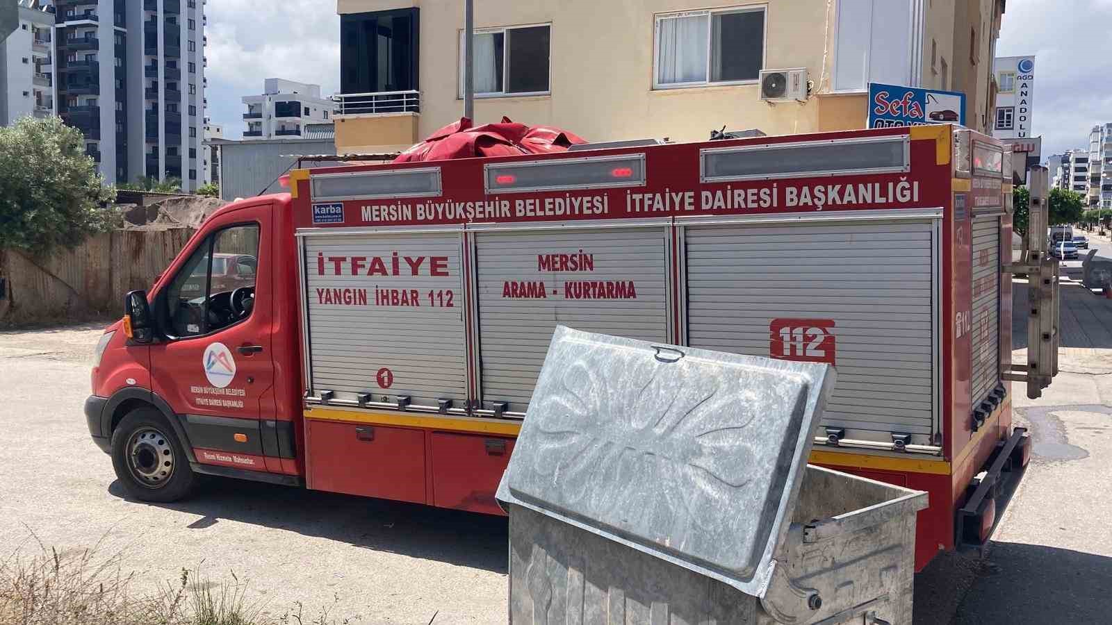İşyerinin arkasındaki eşyalar yandı, çevreyi kara dumanlar kapladı