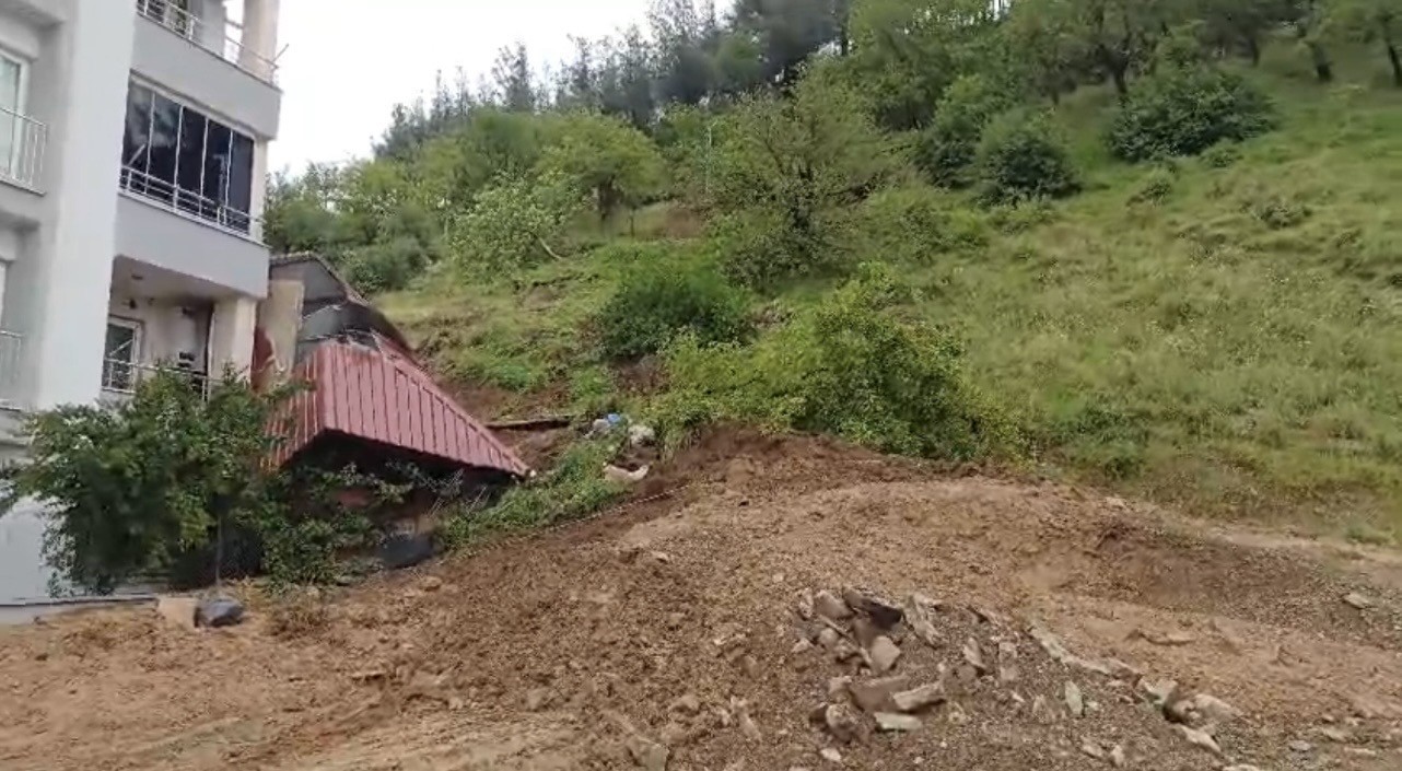 Osmaniye’de toprak kayması: Prefabrik ev devrildi, traktör göçük altında kaldı