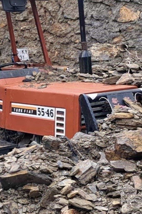 Osmaniye’de toprak kayması: Prefabrik ev devrildi, traktör göçük altında kaldı