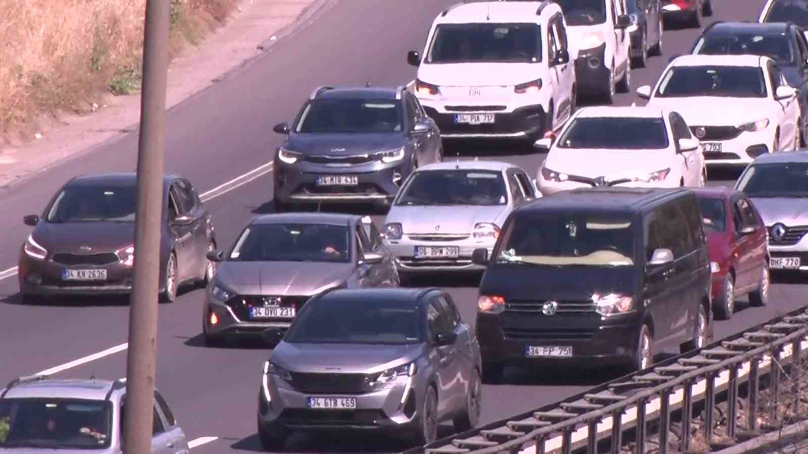 Kocaeli TEM Otoyolu&rsquo;nda kilometrelerce ara&ccedil; kuyruğu oluştu
