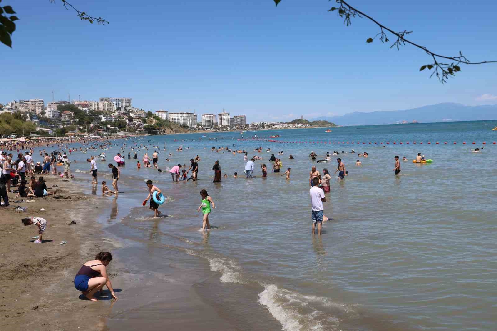 Adana&rsquo;da bayramın son g&uuml;n&uuml;nde Yumurtalık sahili doldu taştı
