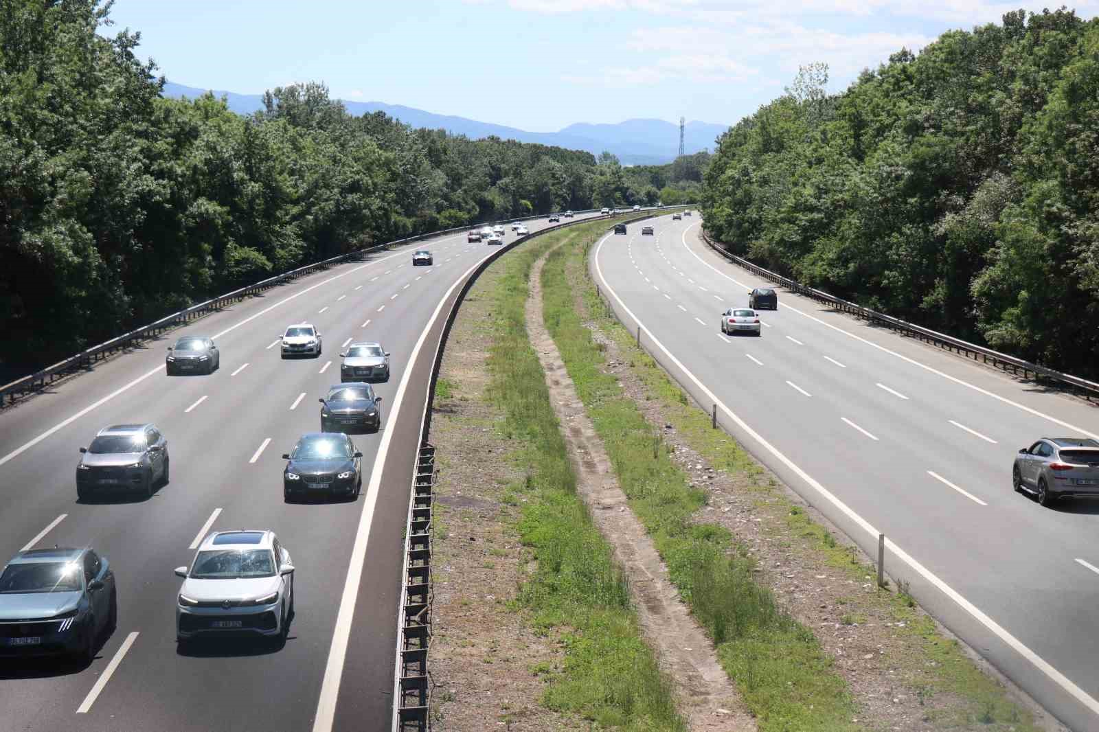 Anadolu Otoyolu Sakarya ge&ccedil;işinde trafik havadan g&ouml;r&uuml;nt&uuml;lendi

