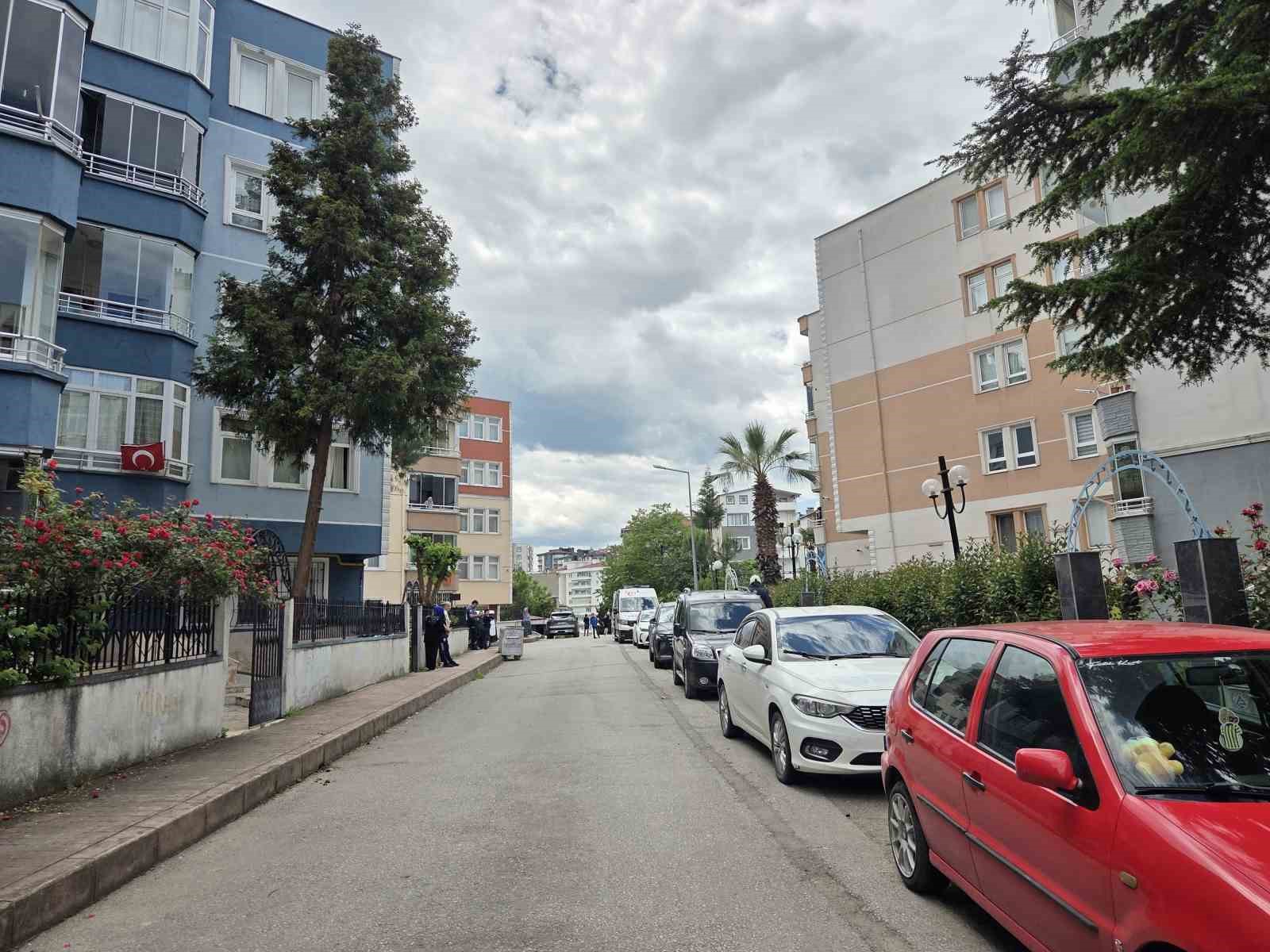 Mahallede panik: Gen&ccedil; kadın 2 saat sonra ikna oldu

