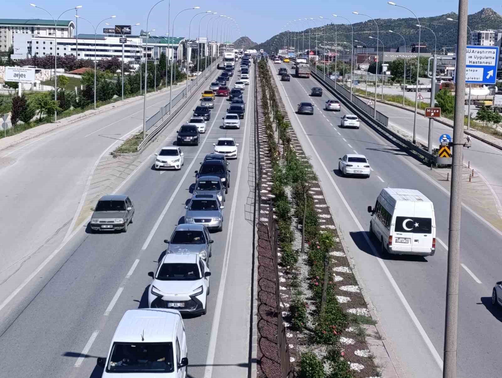 Tatilcilerin dönüş yoluna geçmesiyle Afyonkarahisar’da trafik yoğunluğu başladı