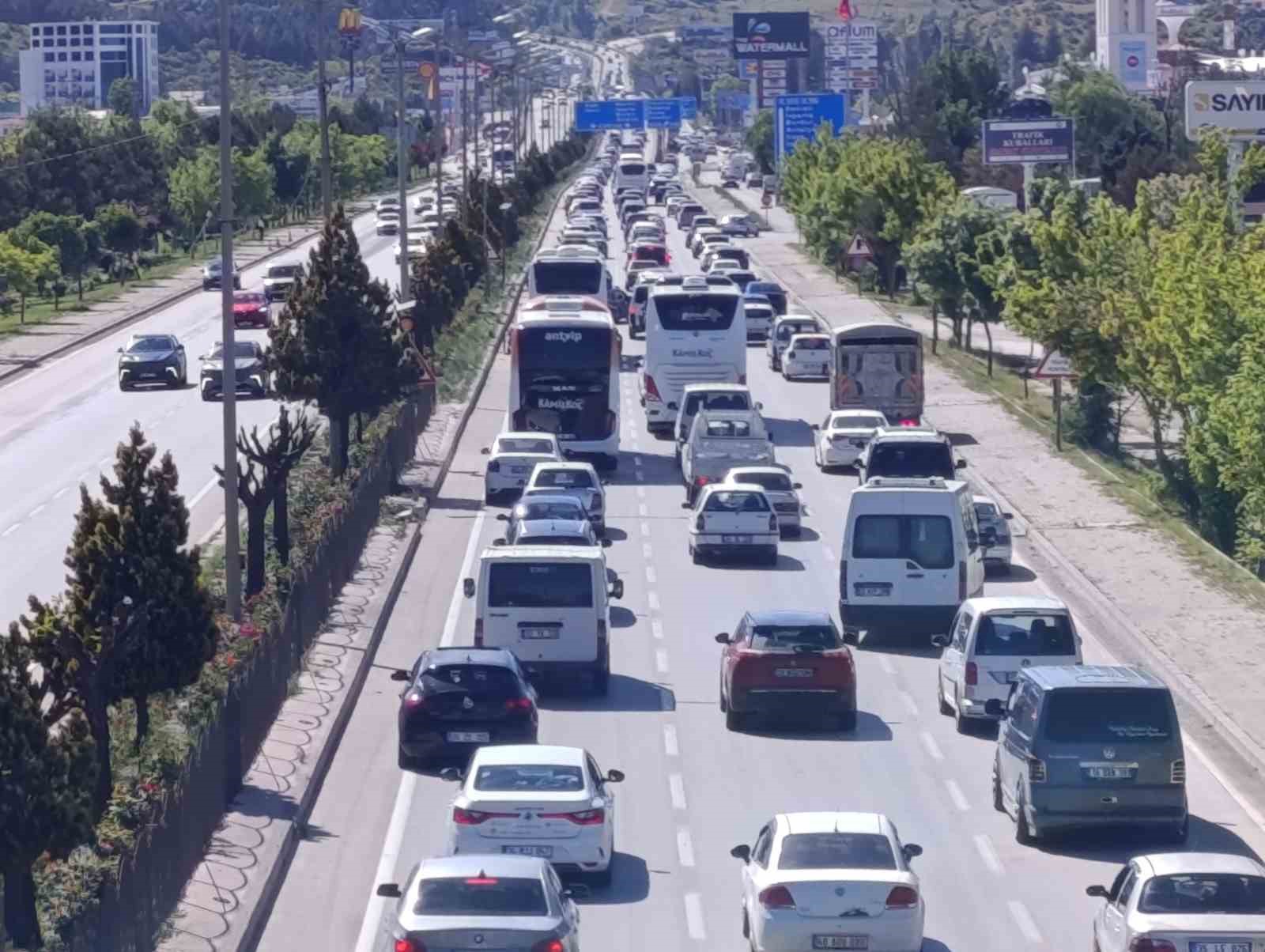 Tatilcilerin d&ouml;n&uuml;ş yoluna ge&ccedil;mesiyle Afyonkarahisar&rsquo;da trafik yoğunluğu başladı
