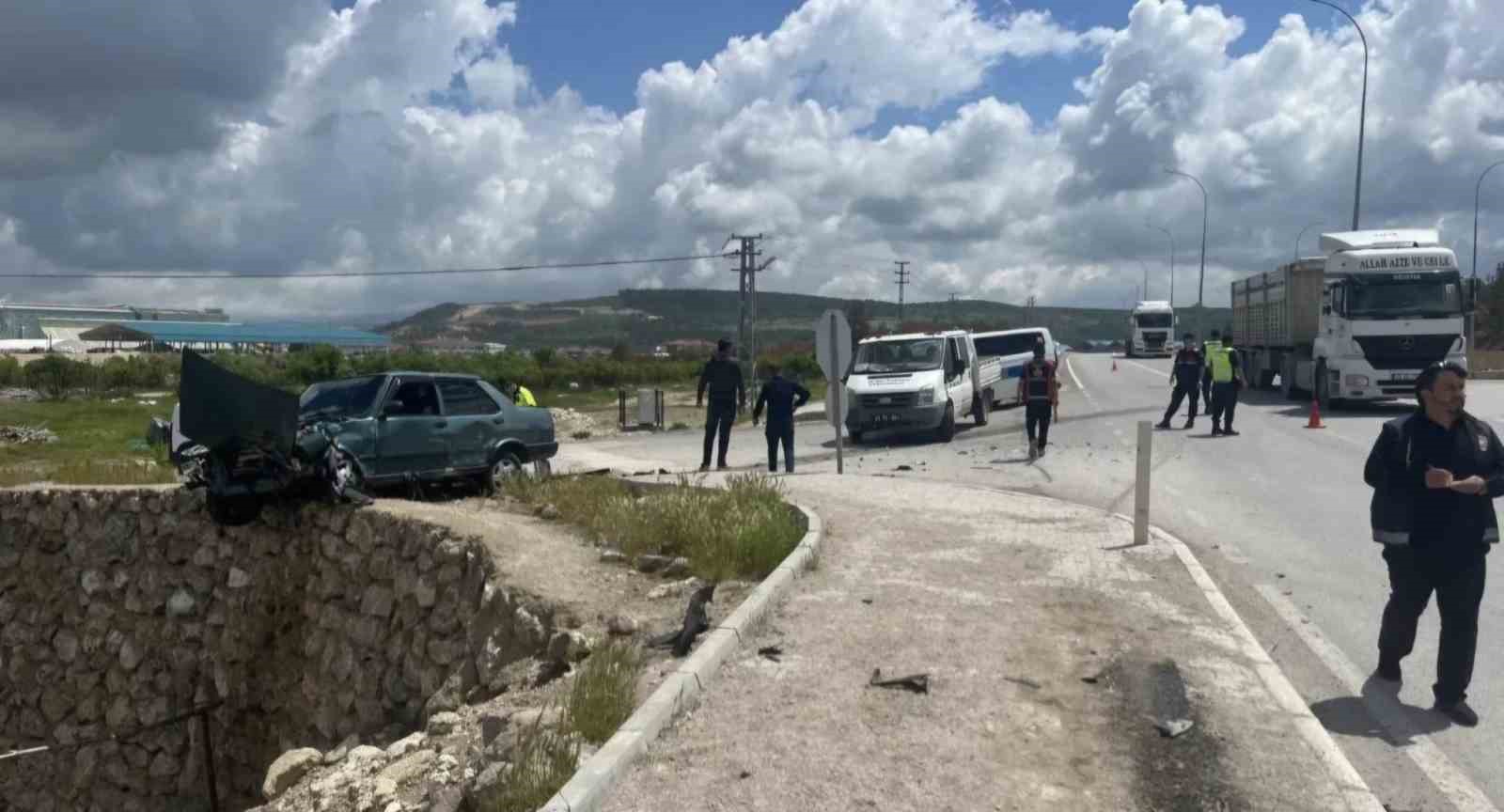 K&uuml;tahya Emet&rsquo;te kavşakta iki ara&ccedil; &ccedil;arpıştı: 3 yaralı
