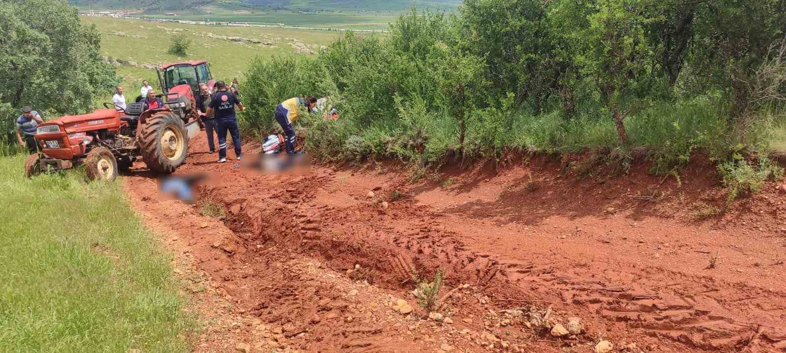 Trakt&ouml;r&uuml;n devrildiği kazada biri &ccedil;ocuk 2 kişi hayatını kaybetti
