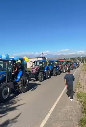 Siirt’te onlarca traktör düğün konvoyuna katıldı