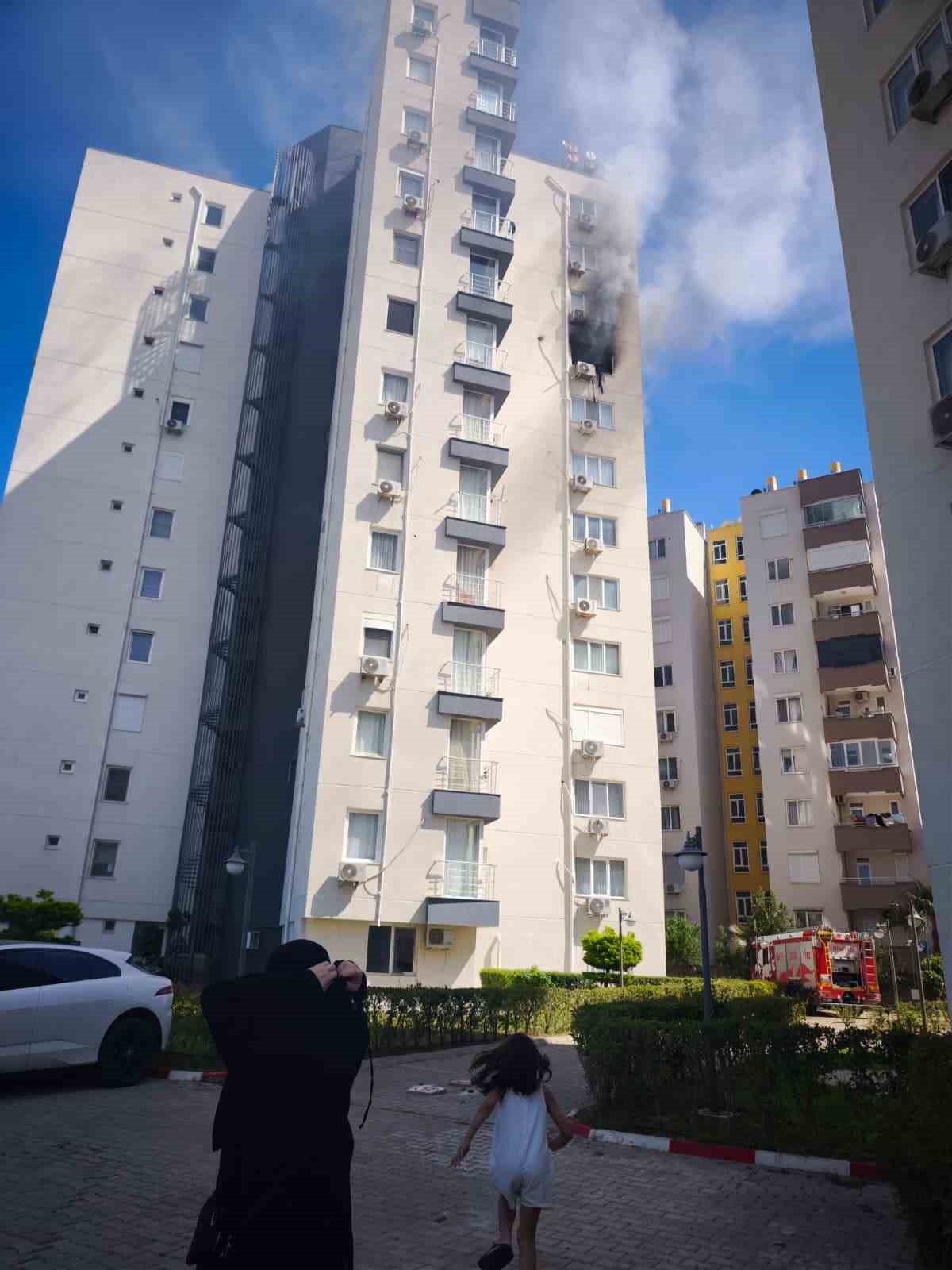 Oyun oynarken yakılan mum daireyi küle çevirdi