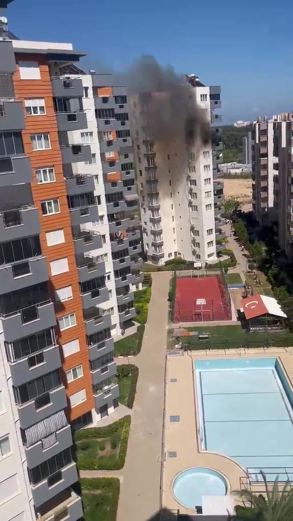 Oyun oynarken yakılan mum daireyi k&uuml;le &ccedil;evirdi
