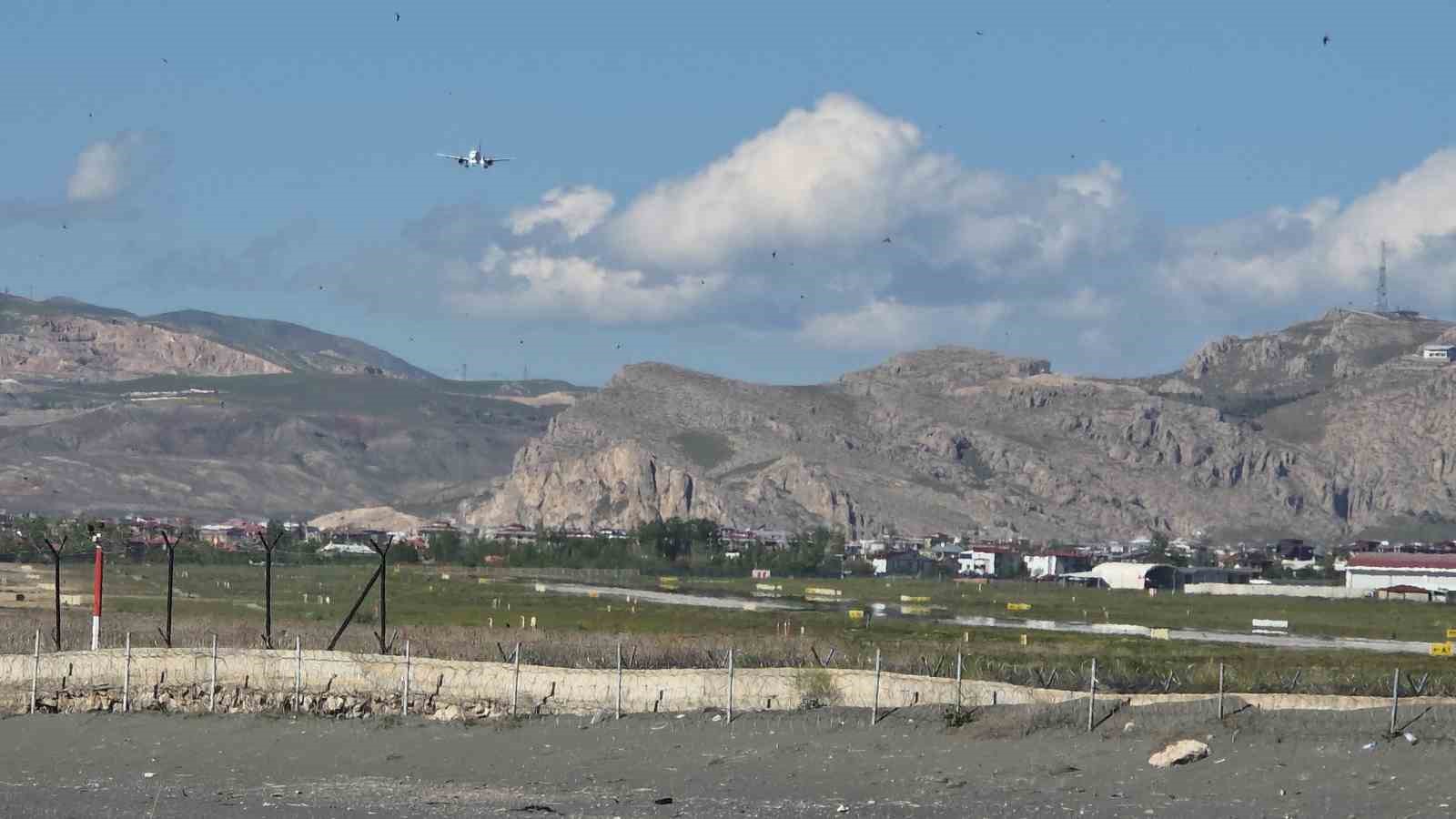 Van’da şiddetli rüzgar uçaklara pisti pas geçirdi