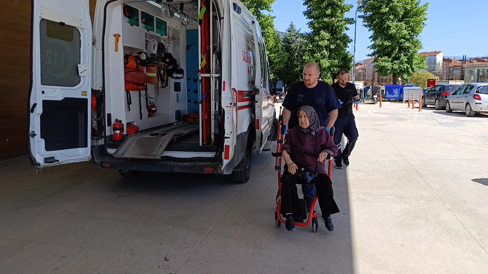Devrilen elektrikli motosikletteki 3 kişi yaralandı
