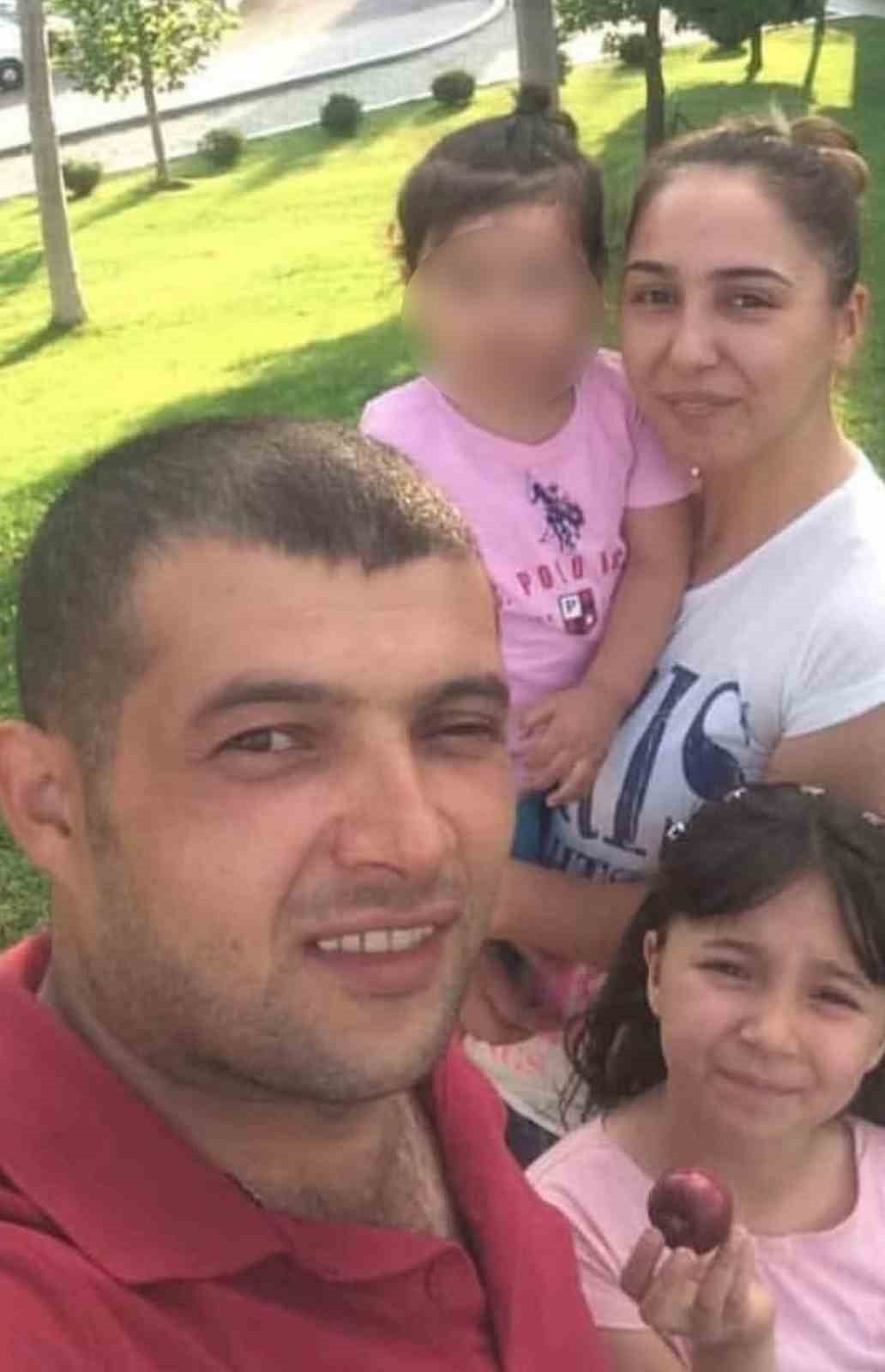 Feci kazada hayatını kaybeden &ccedil;ift ve 10 yaşındaki kızları toprağa verildi
