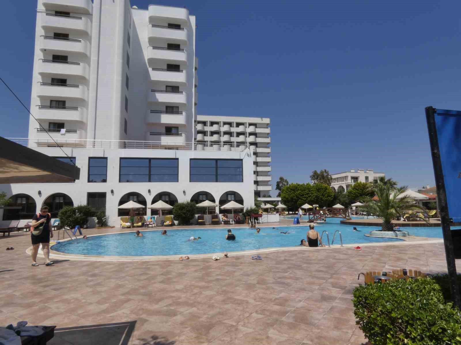 Bayramın d&ouml;rd&uuml;nc&uuml; g&uuml;n&uuml;nde turistik oteller doldu taştı
