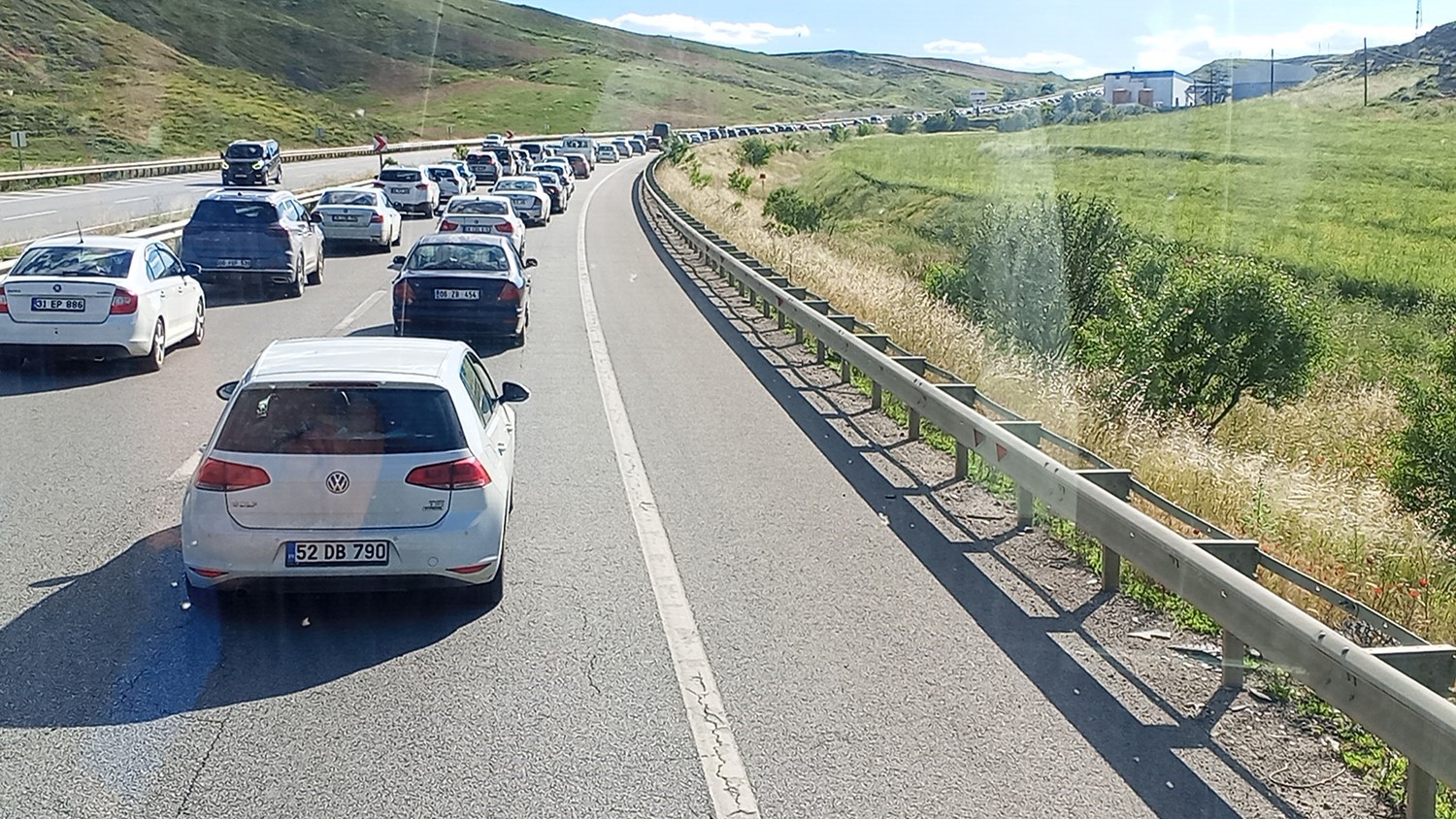 Trabzon’dan batıya dönüş kabusu: Ankara ve İzmir yolları tamamen kilitlendi
