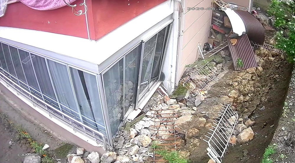 Amasya&rsquo;da duvarın yıkılma anı kamerada: G&uuml;r&uuml;lt&uuml;y&uuml; duyanlar deprem sanmıştı
