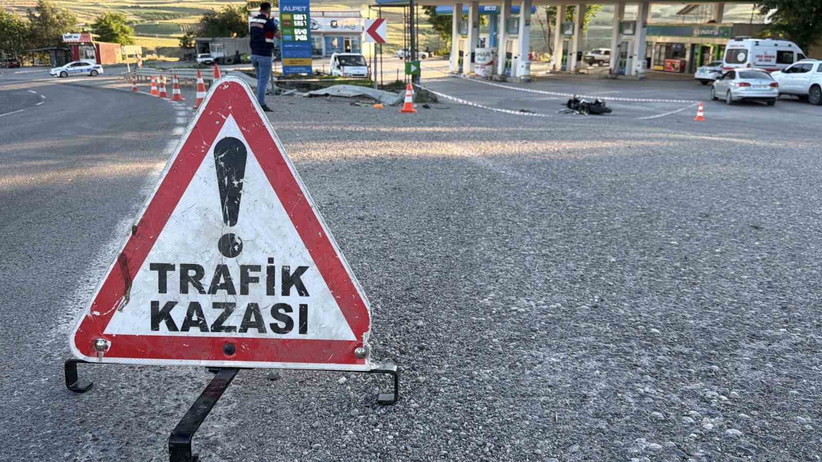 Ölüm virajında motosiklet takla attı: 1 ölü